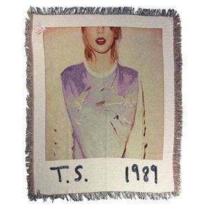Taylor Swift 1989 tour blanket